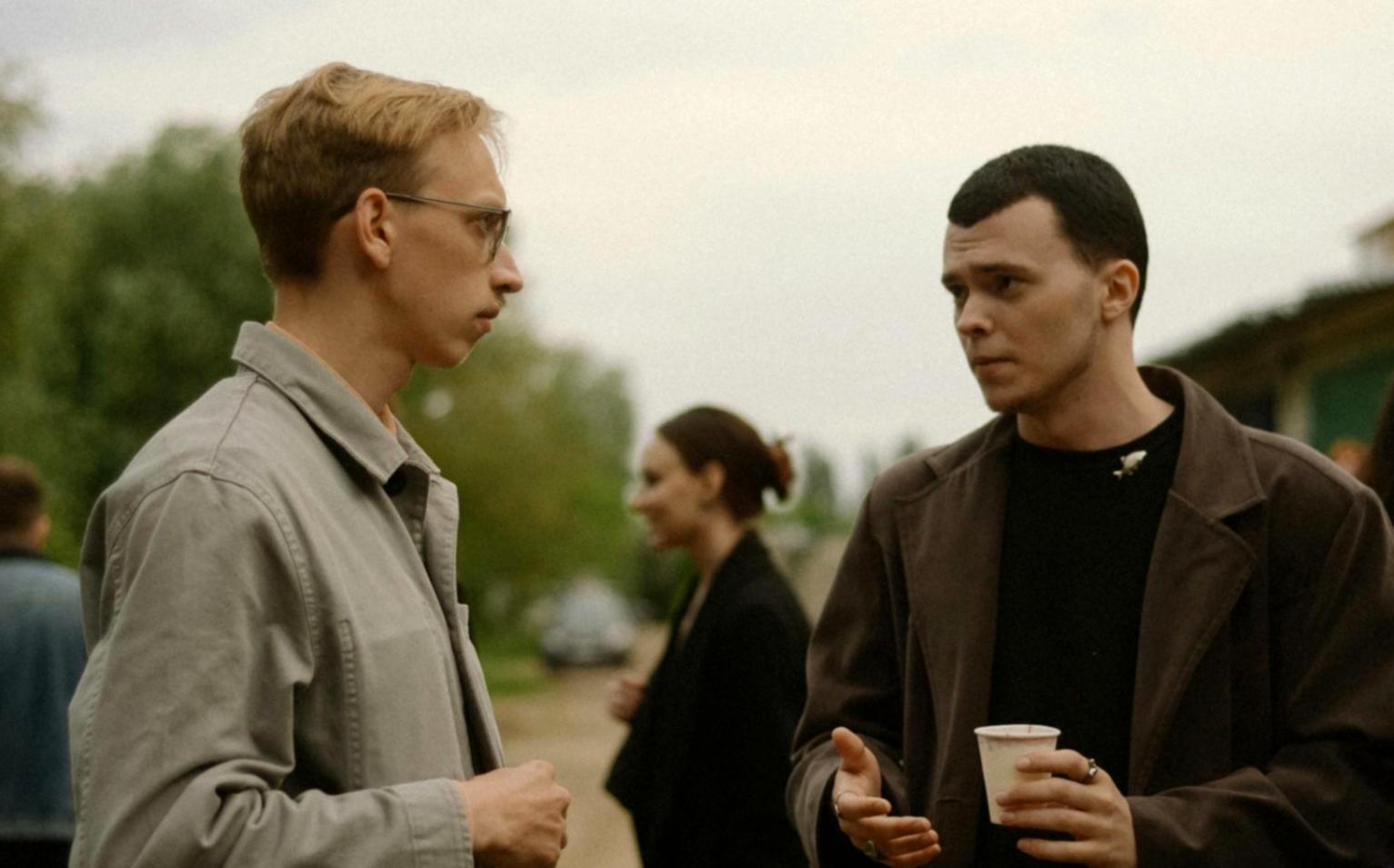 Persoană vorbind despre provocări financiare într-un mediu profesional și empatic